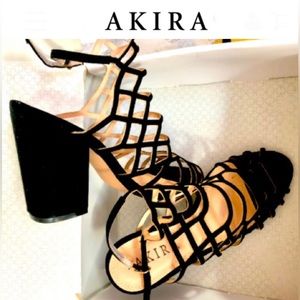 AKIRA playlist chunky black 4 inch heel size 5 NWT